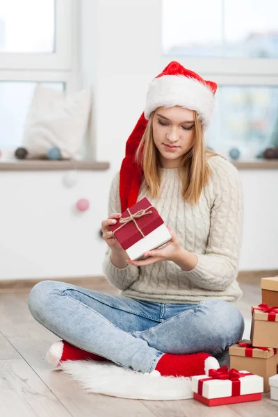 Tienermeisje met kerstcadeaus — Stockfoto