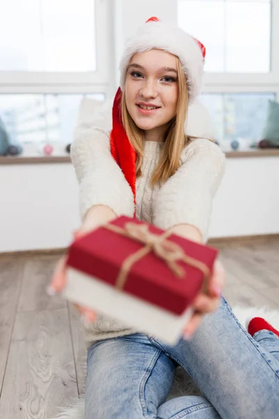 Adolescente avec cadeaux de Noël — Photo