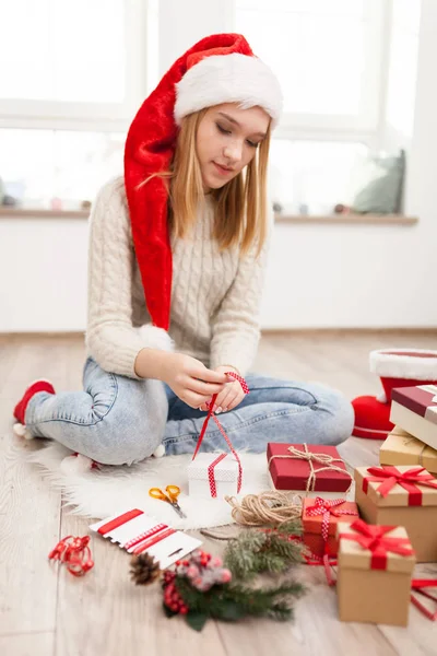Adolescente chica con regalos de Navidad — Foto de Stock
