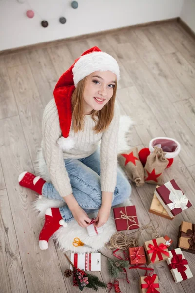 Adolescente com presentes de Natal — Fotografia de Stock