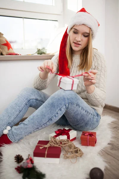 Adolescente chica con regalos de Navidad — Foto de Stock