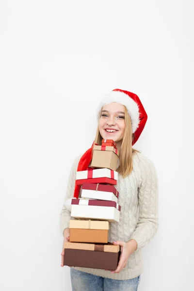 Tienermeisje met kerstcadeaus — Stockfoto