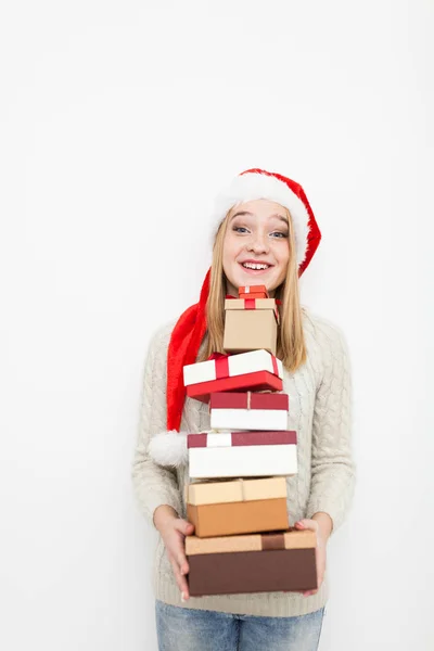Tonårsflicka med julklappar — Stockfoto