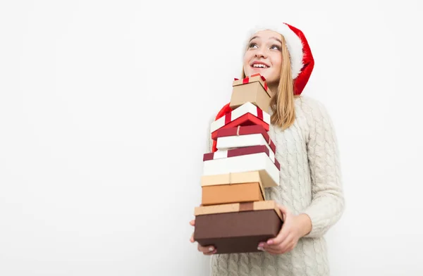 Tienermeisje met kerstcadeaus — Stockfoto