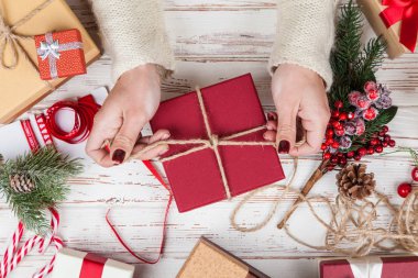 Kadının elinde mevcut kutusu