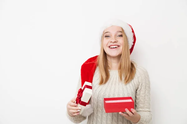 クリスマス プレゼントの十代の少女 — ストック写真