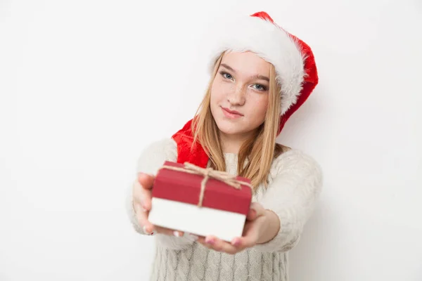 Tienermeisje met kerstcadeaus — Stockfoto