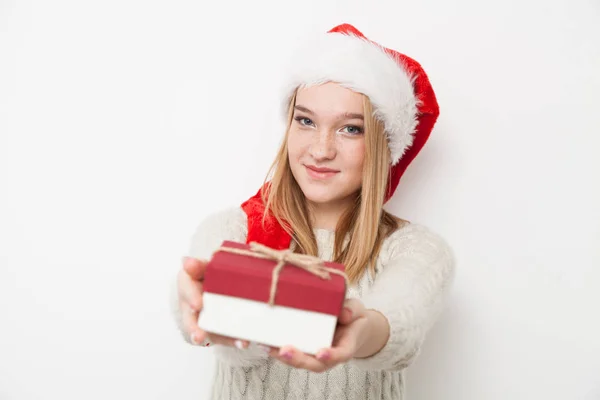 Tienermeisje met kerstcadeaus — Stockfoto