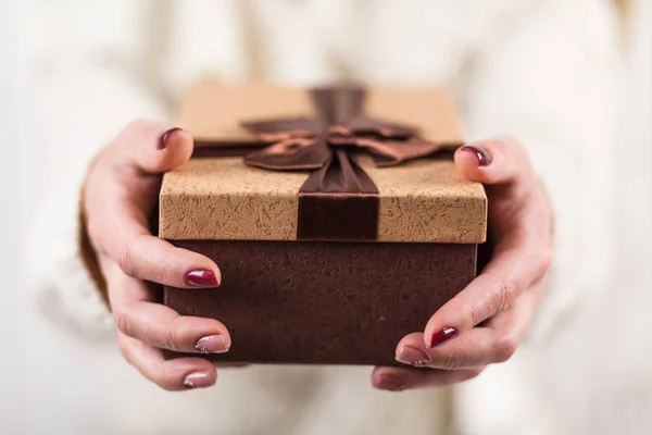 Caja de regalo en manos de mujeres —  Fotos de Stock