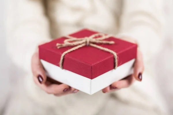 Caja de regalo en manos de mujeres —  Fotos de Stock