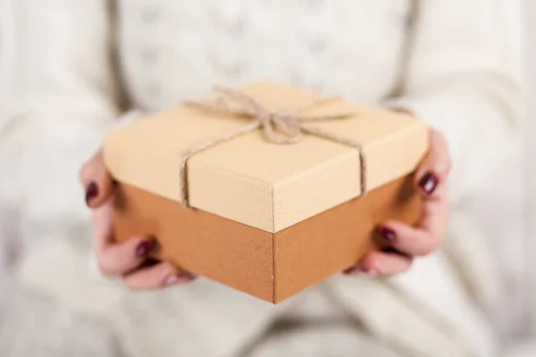 Подарункова коробка в руках жінок — стокове фото