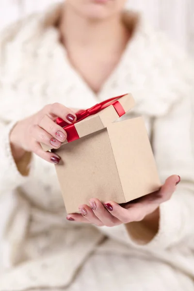 Caja de regalo en manos de mujeres —  Fotos de Stock