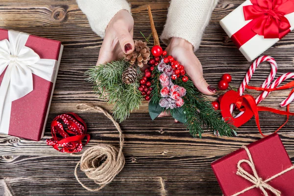 Caja de regalo en manos de mujeres — Foto de Stock