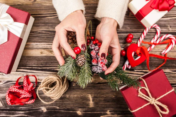 Caja de regalo en manos de mujeres — Foto de Stock