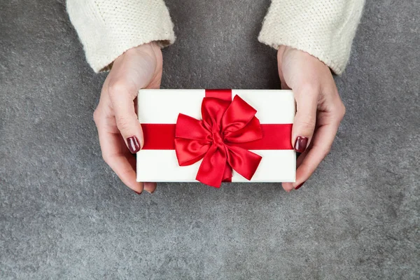 Caja de regalo en manos de mujeres —  Fotos de Stock