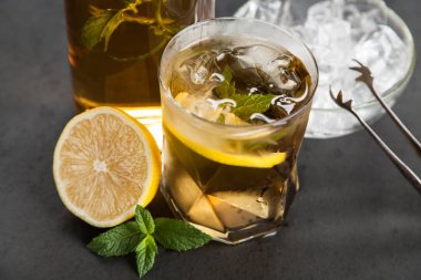 Limonlu ve naneli buzlu çay.