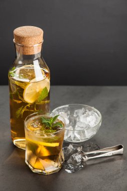 Limonlu ve naneli buzlu çay.