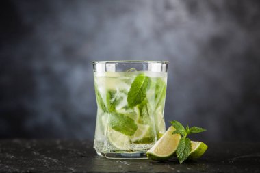 Mojito koyu arka plan üzerinde kokteyl