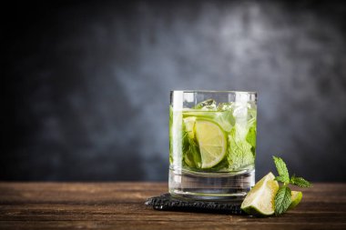 Mojito koyu arka plan üzerinde kokteyl