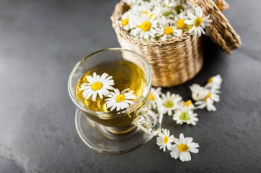 Bir fincan papatya çayı.