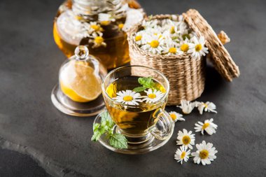 Bir fincan papatya çayı.