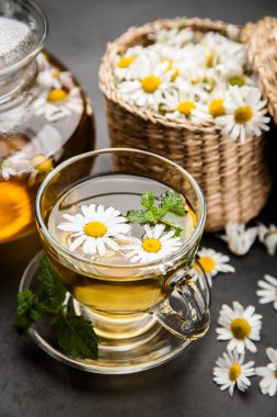 Bir fincan papatya çayı.