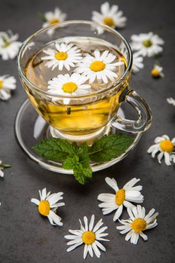 Bir fincan papatya çayı.