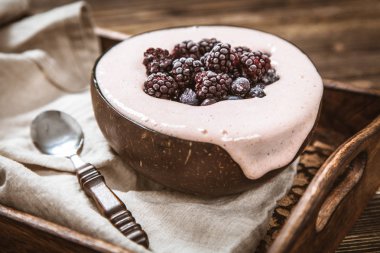 Vegan güzel krem muz ve çilek ile