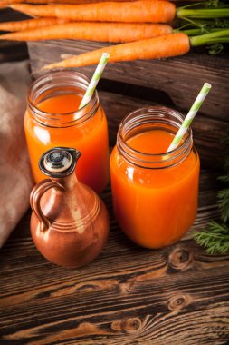 Taze organik havuç suyu