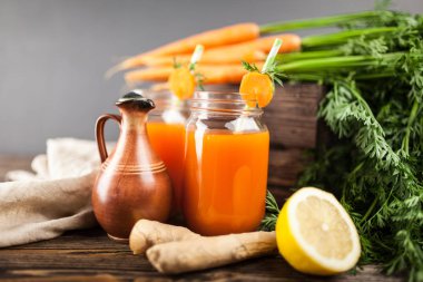 Taze organik havuç suyu