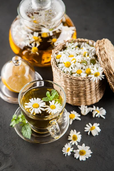 Taza de té de manzanilla — Foto de Stock