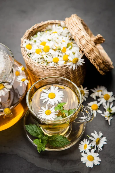 Taza de té de manzanilla — Foto de Stock