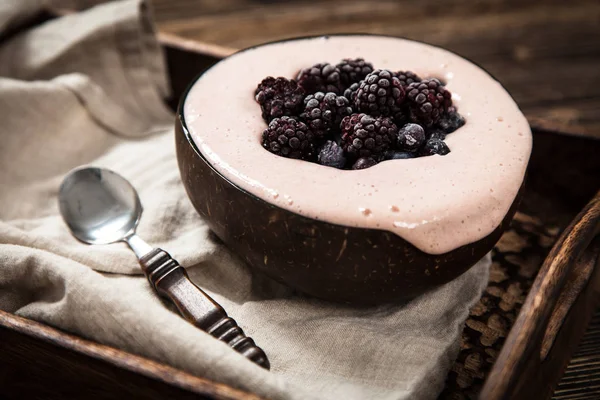 Vegano crema agradable con plátano y bayas —  Fotos de Stock