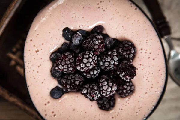 Vegane Sahne mit Banane und Beeren — Stockfoto