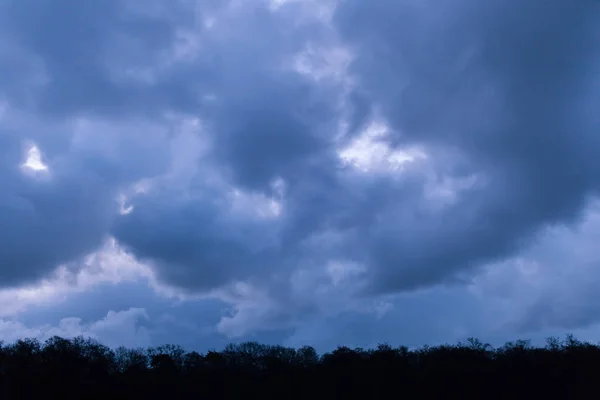 Ciemne zachmurzone niebo — Zdjęcie stockowe