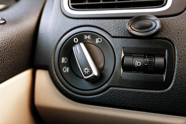 Discagem de controle de luzes em um carro — Fotografia de Stock