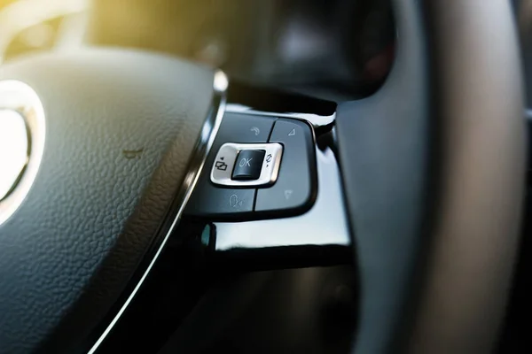 Volante de un coche moderno —  Fotos de Stock