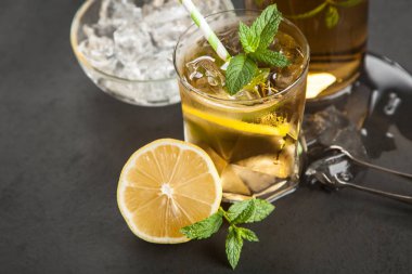 Limonlu ve naneli buzlu çay.