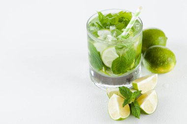 Mojito beyaz zemin üzerine kokteyl