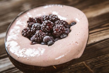 Vegan güzel krem muz ve çilek ile