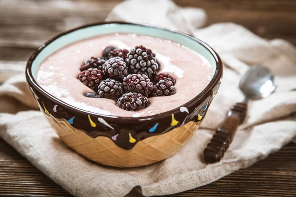 Belle crème végétalienne à la banane et aux baies — Photo