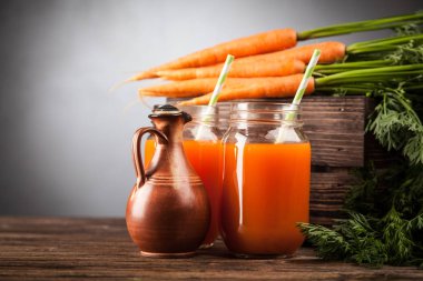 Taze organik havuç suyu