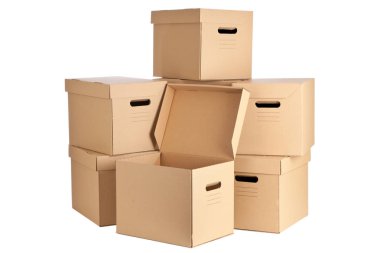 Beyaz arkaplanda karton kutular