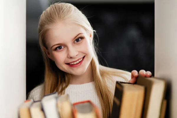 Adolescente em uma biblioteca — Fotografia de Stock