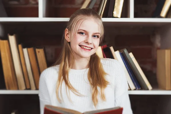 Tiener meisje in een bibliotheek — Stockfoto