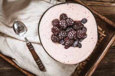 Vegan güzel krem muz ve çilek ile