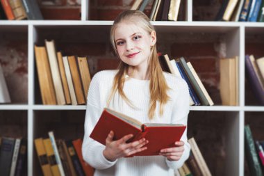 bir kitaplıktaki genç kız