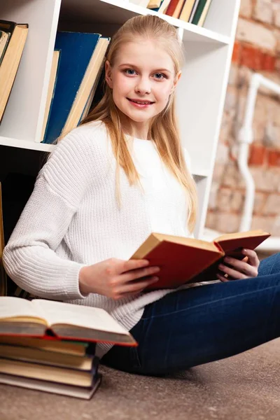 Adolescente dans une bibliothèque — Photo