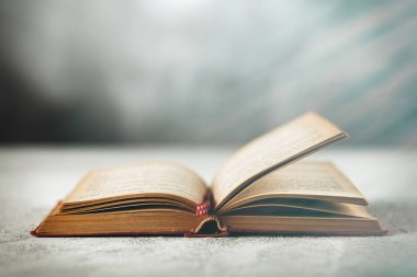 Gri masada açık kitap