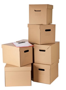 Beyaz arkaplanda karton kutular